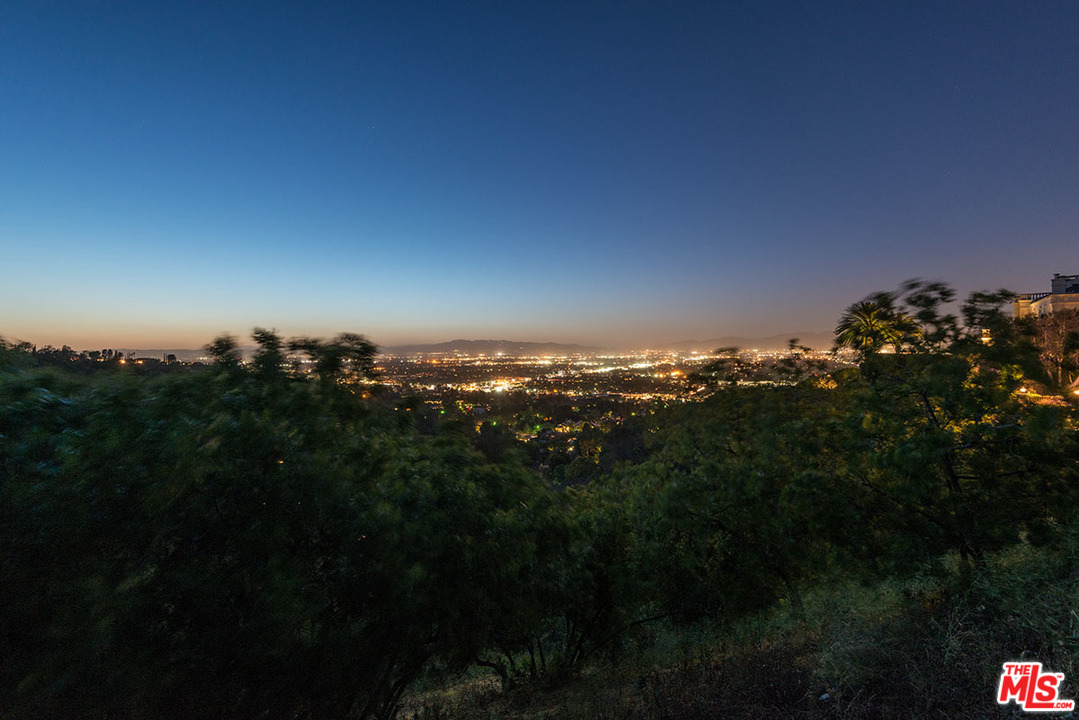 13981 Aubrey Road Beverly Hills, CA 90210 - Photo 18 of 20 a view of a city