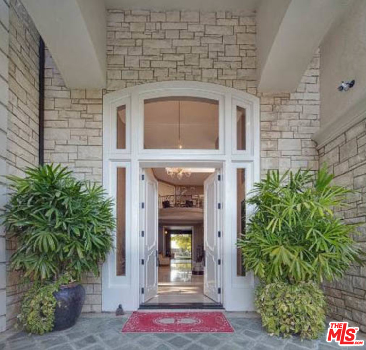 13981 Aubrey Road Beverly Hills, CA 90210 - Photo 3 of 20 a front view of a house with plants