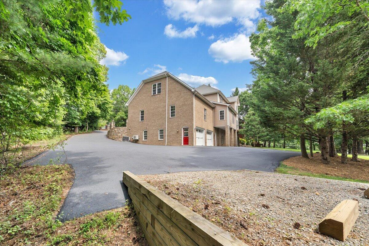 1236 Longview Road Roanoke, VA 24018 - Photo 53 of 58 054