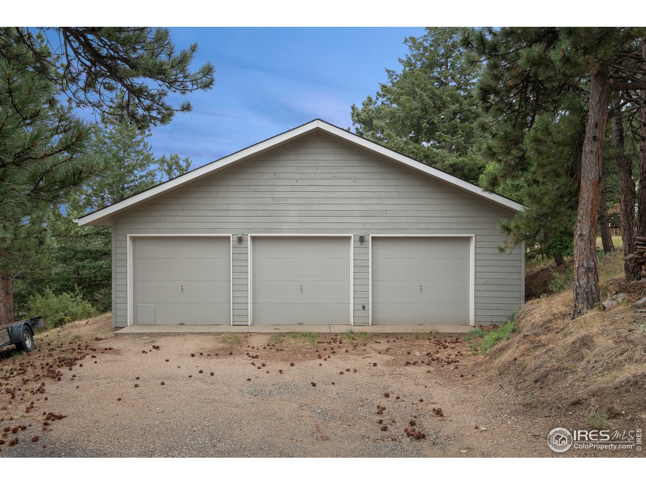 1073 Deer Trail Road Boulder, CO 80302 - Photo 22 of 32 a backyard of a house