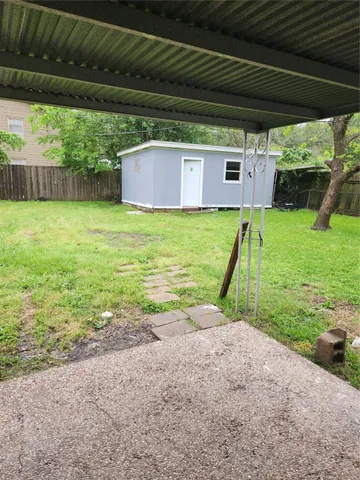 a view of a back yard