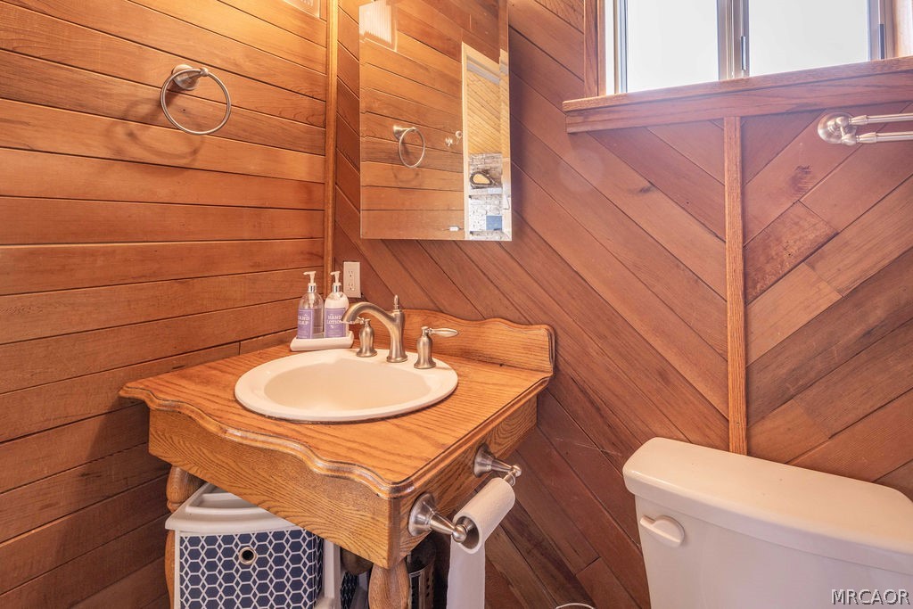 1179 Ridge Road Fawnskin, CA 92333 - Photo 25 of 43 a bathroom with a sink a toilet and shower