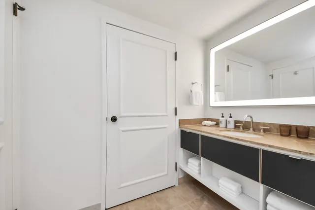 a en suite bathroom with a sink and mirror