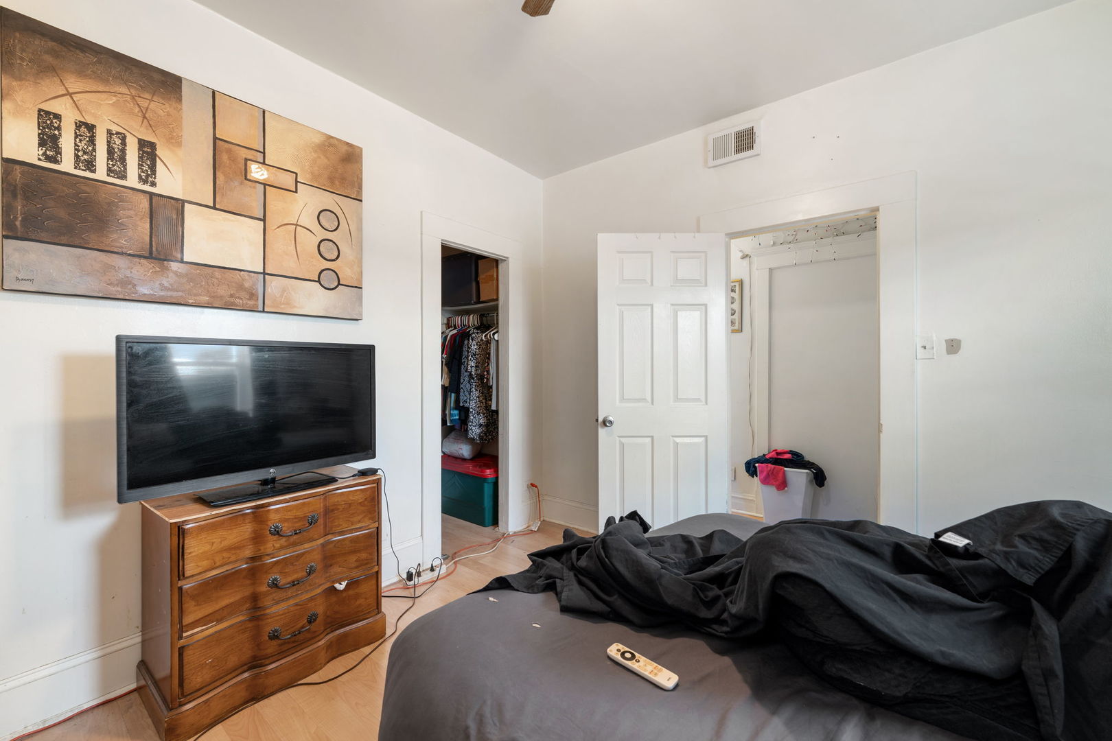 6021 South Archer Road Summit, IL 60501 - Photo 11 of 40 a living room with furniture and a flat screen tv