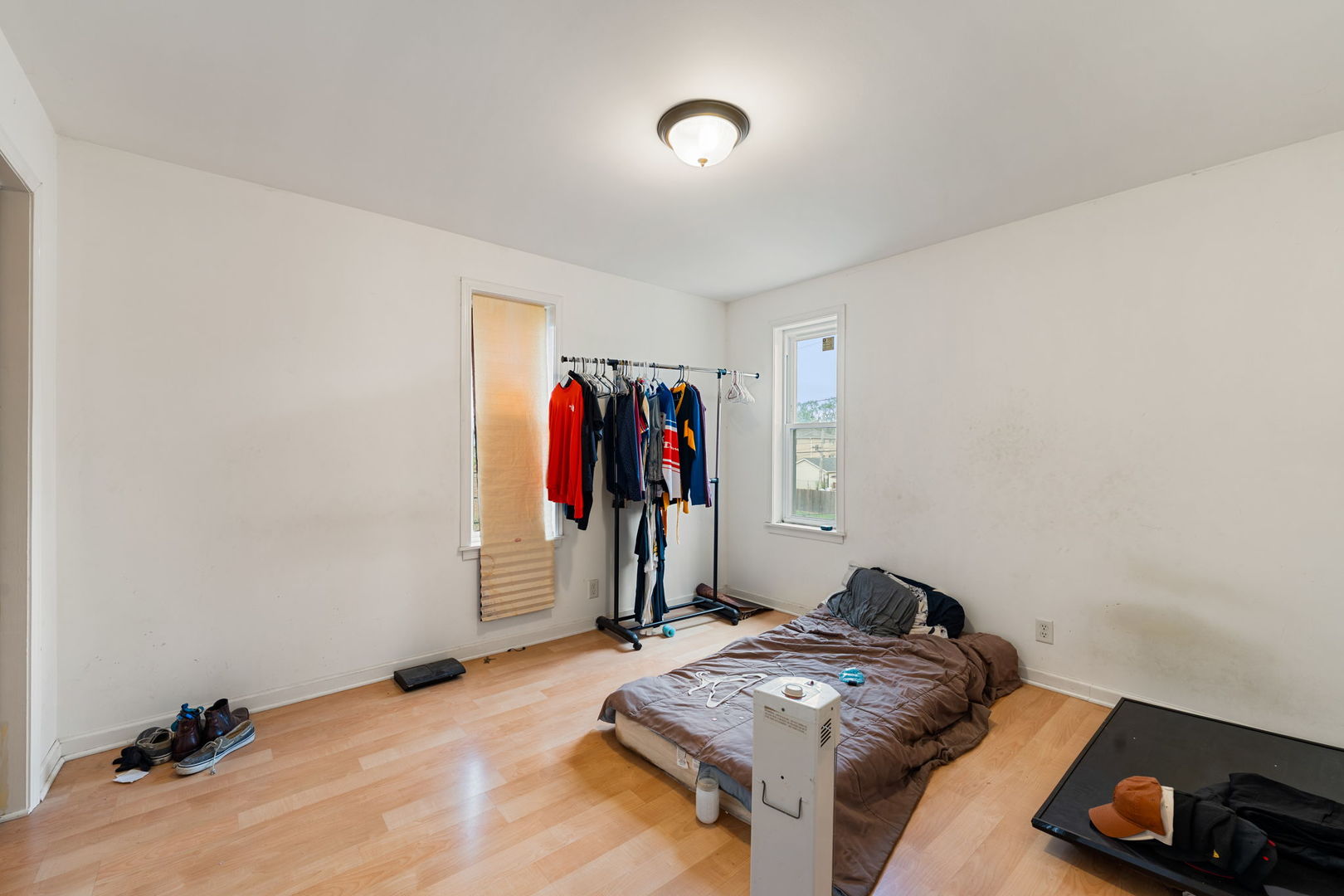 6021 South Archer Road Summit, IL 60501 - Photo 15 of 40 a living room with furniture and a gym