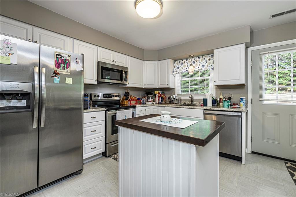 2896 Millwheel Road Pfafftown, NC 27040 - Photo 5 of 37 Kitchen