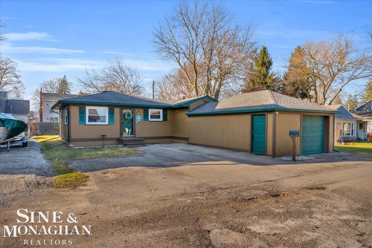 422 Edgewater Avenue Algonac, MI 48001 - Photo 28 of 29 50169318-7cbe6b19-52c5-4c1e-b2b4-55abd39223ee.JPG
