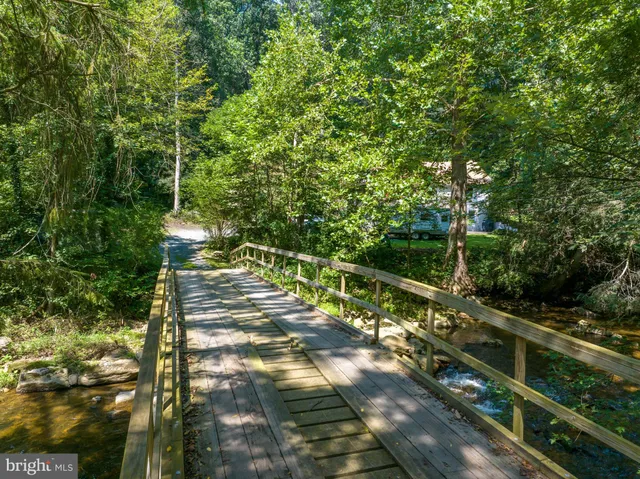 a view of an outdoor space