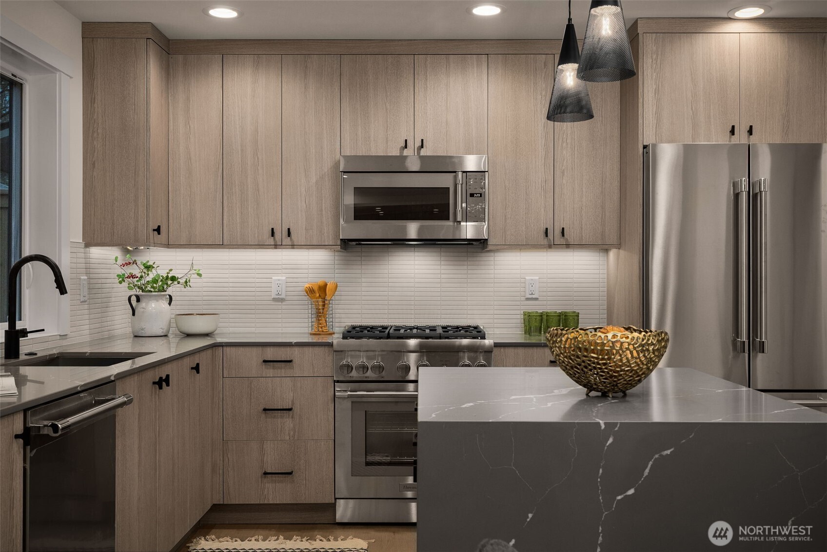 809 West Armour Street Seattle, WA 98119 - Photo 12 of 35