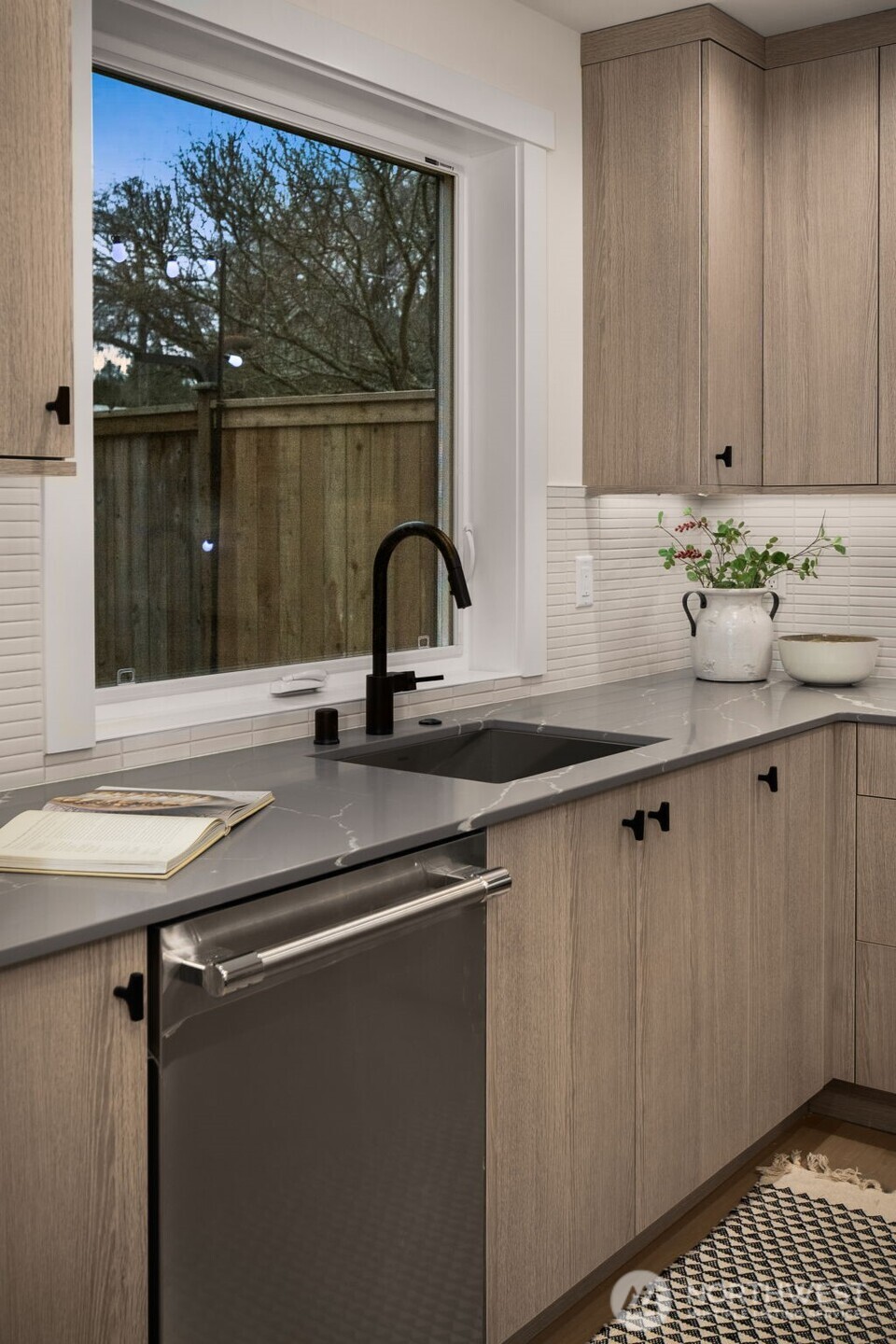 809 West Armour Street Seattle, WA 98119 - Photo 13 of 35