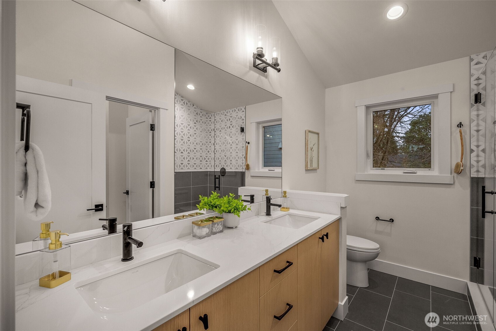 809 West Armour Street Seattle, WA 98119 - Photo 21 of 35