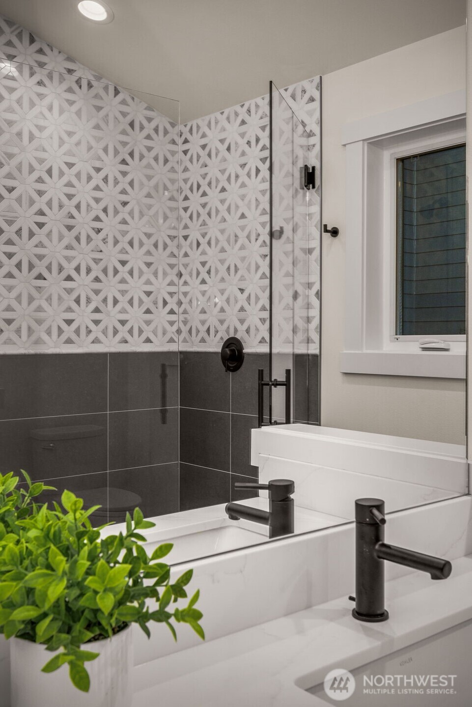 809 West Armour Street Seattle, WA 98119 - Photo 22 of 35