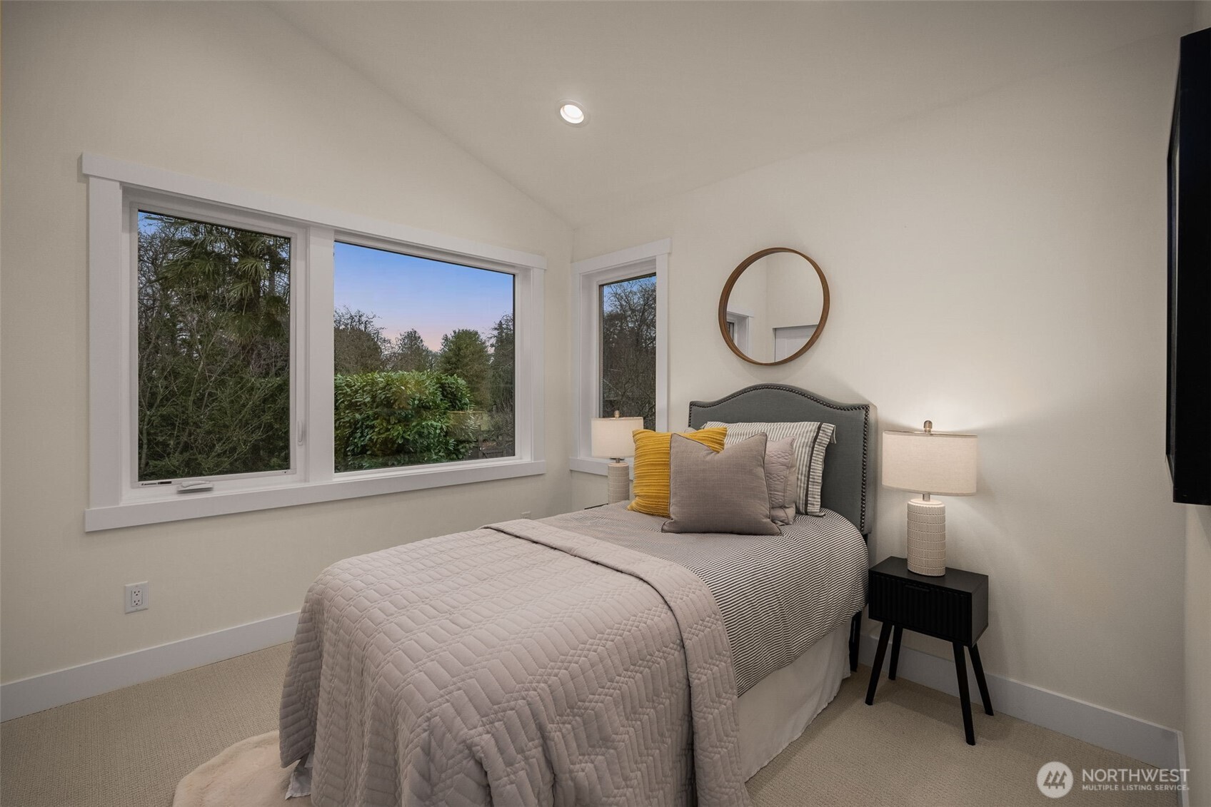 809 West Armour Street Seattle, WA 98119 - Photo 23 of 35