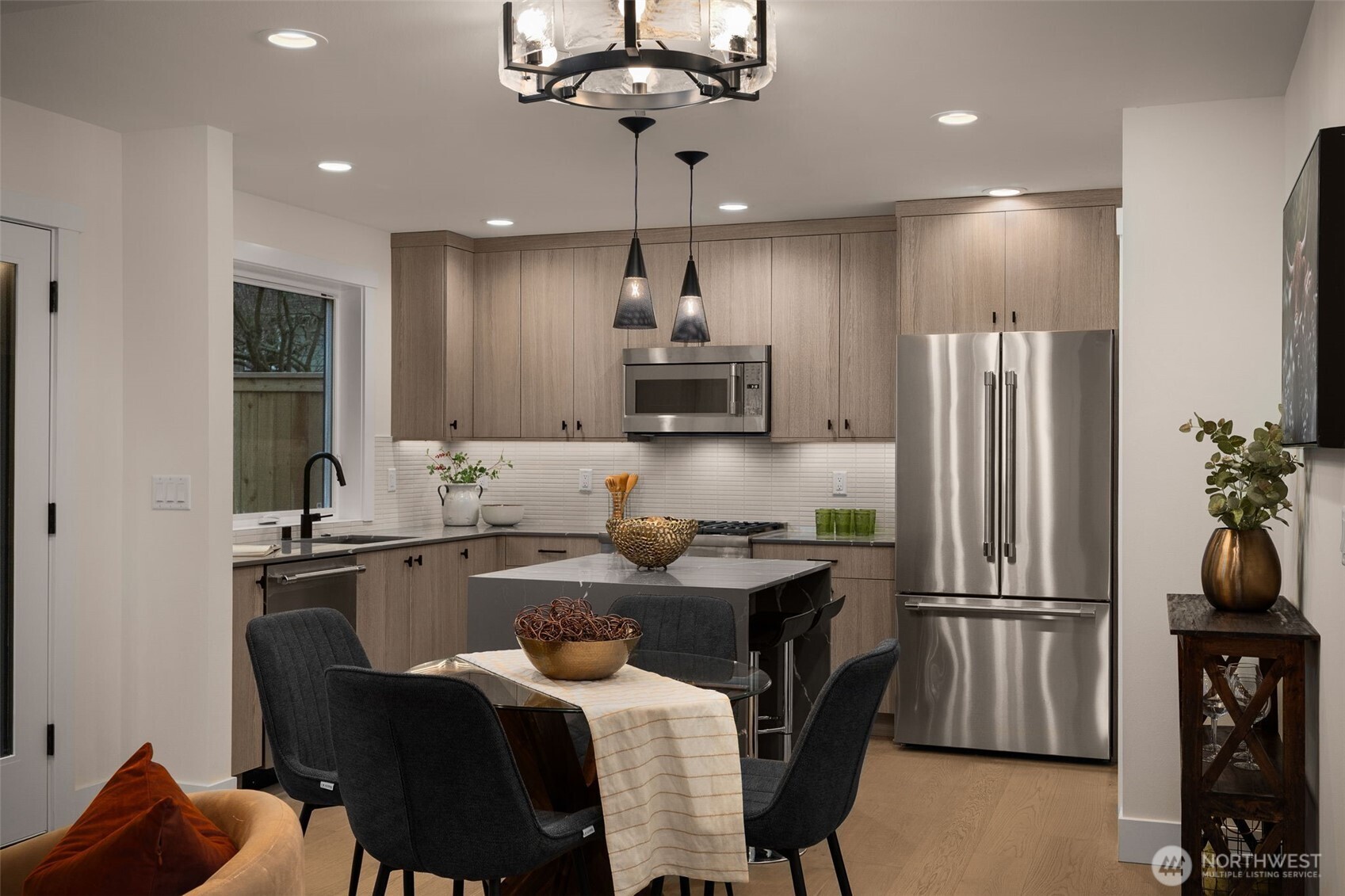 809 West Armour Street Seattle, WA 98119 - Photo 5 of 35