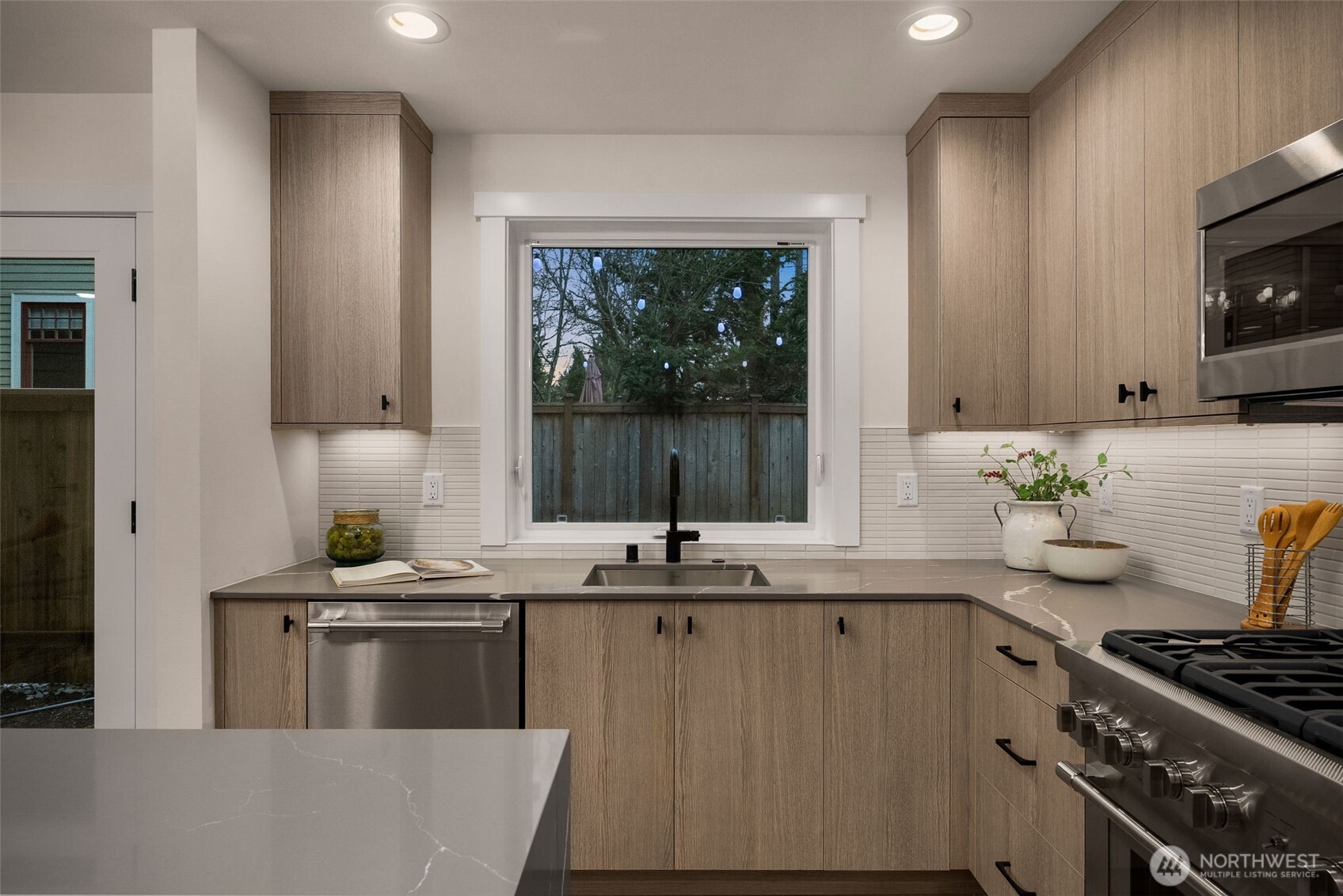 809 West Armour Street Seattle, WA 98119 - Photo 10 of 35