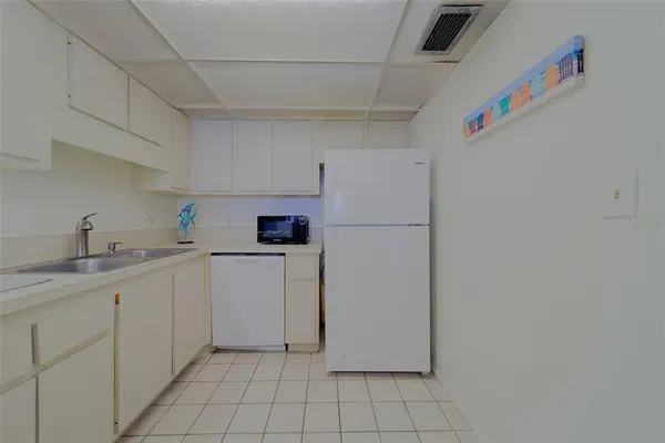 $2,400 | 51 Island Way, Unit 101, Clearwater Beach, FL 33767