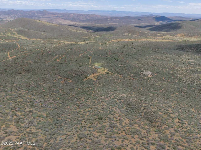 a black and white photo of a building