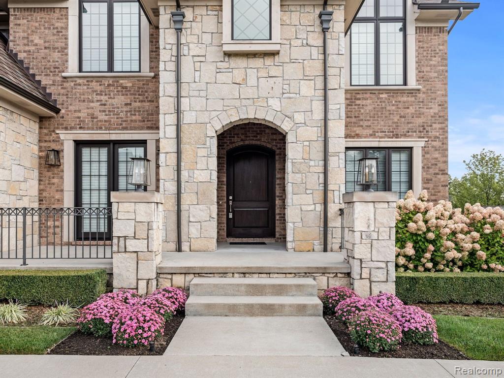 632 Wellington Circle Rochester Hills, MI 48309 - Photo 2 of 40