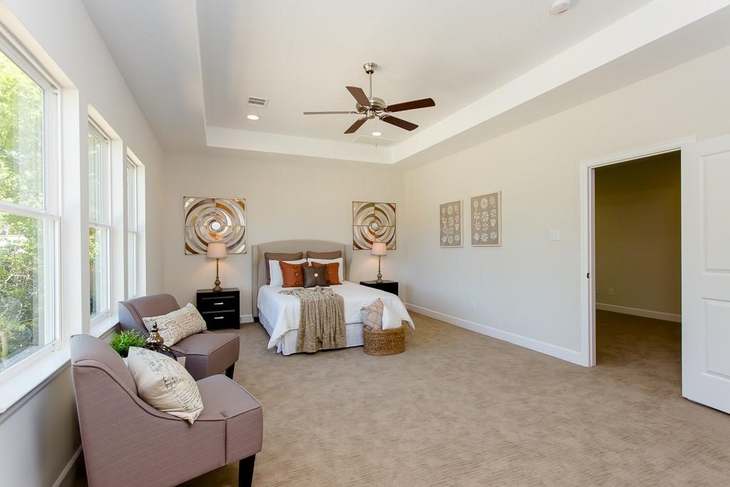 709 Link Road Houston, TX 77009 - Photo 16 of 46 a living room with furniture