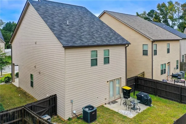 a front view of house with garage and yard