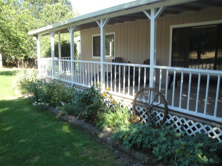 7927 Colonial Way Central Point, OR 97502 - Photo 5 of 28 Perennial Garden