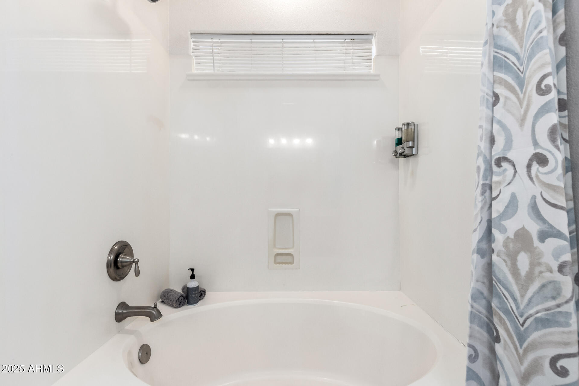 939 South Roca Street Gilbert, AZ 85296 - Photo 23 of 40 a bathroom with a tub