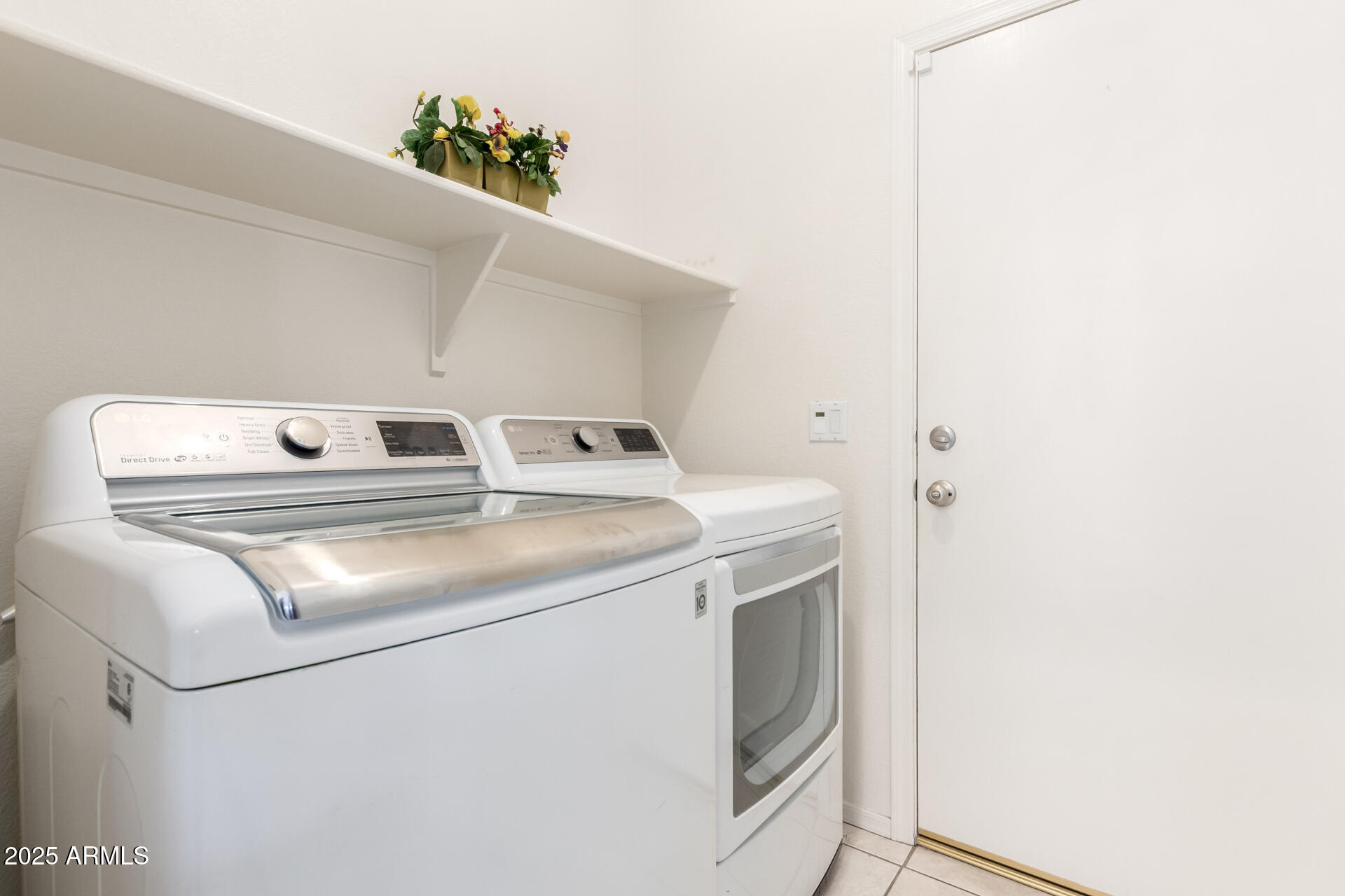 939 South Roca Street Gilbert, AZ 85296 - Photo 29 of 40 a utility room with dryer and washer
