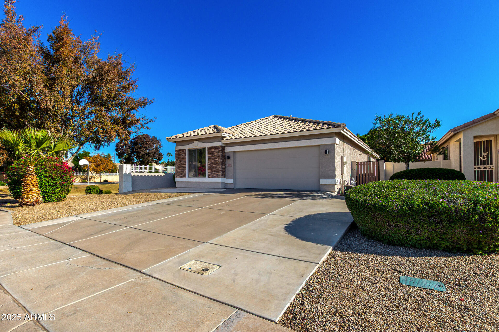 939 South Roca Street Gilbert, AZ 85296 - Photo 40 of 40 a front view of a house with a garden