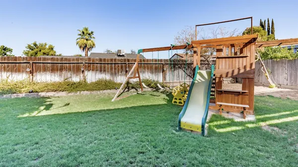 $475,000 | 911 Stanford Avenue, Clovis, CA 93611