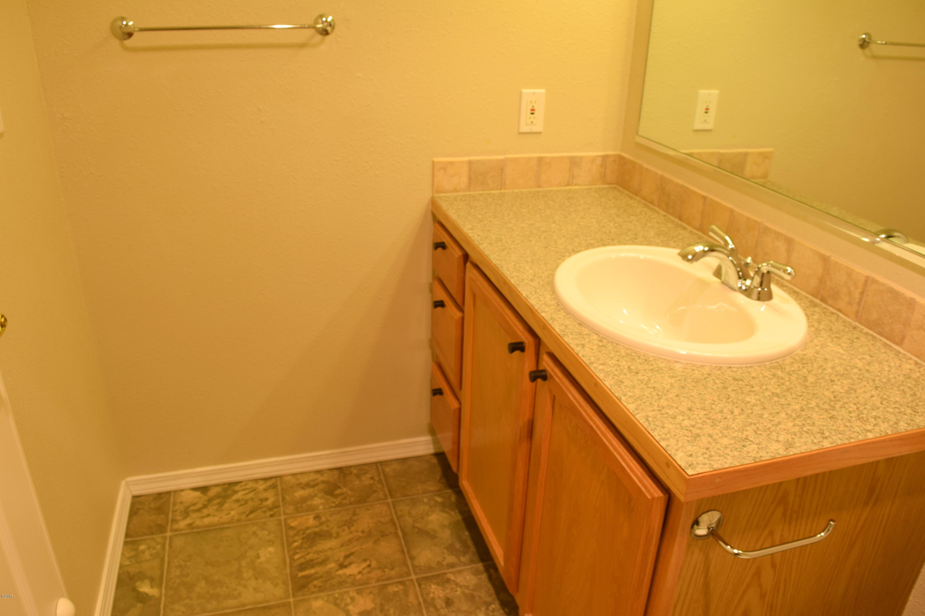 911 Southwest 12th Street Newport, OR 97365 - Photo 19 of 29 Bathroom 1