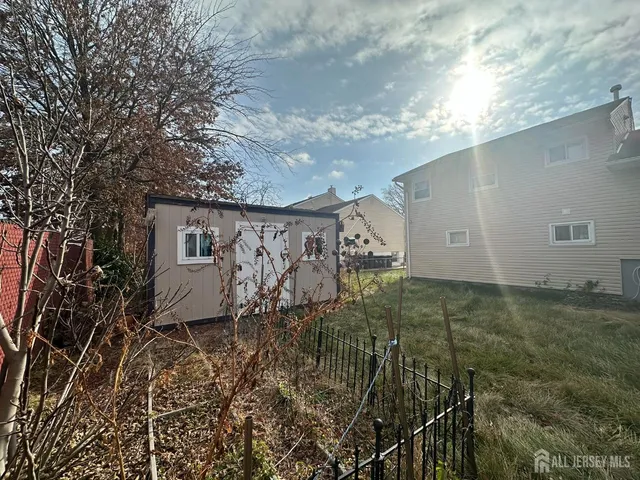 a view of a backyard