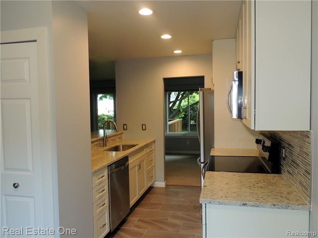 1018 Willow Grove Court, Unit 137 Rochester, MI 48307 - Photo 10 of 32