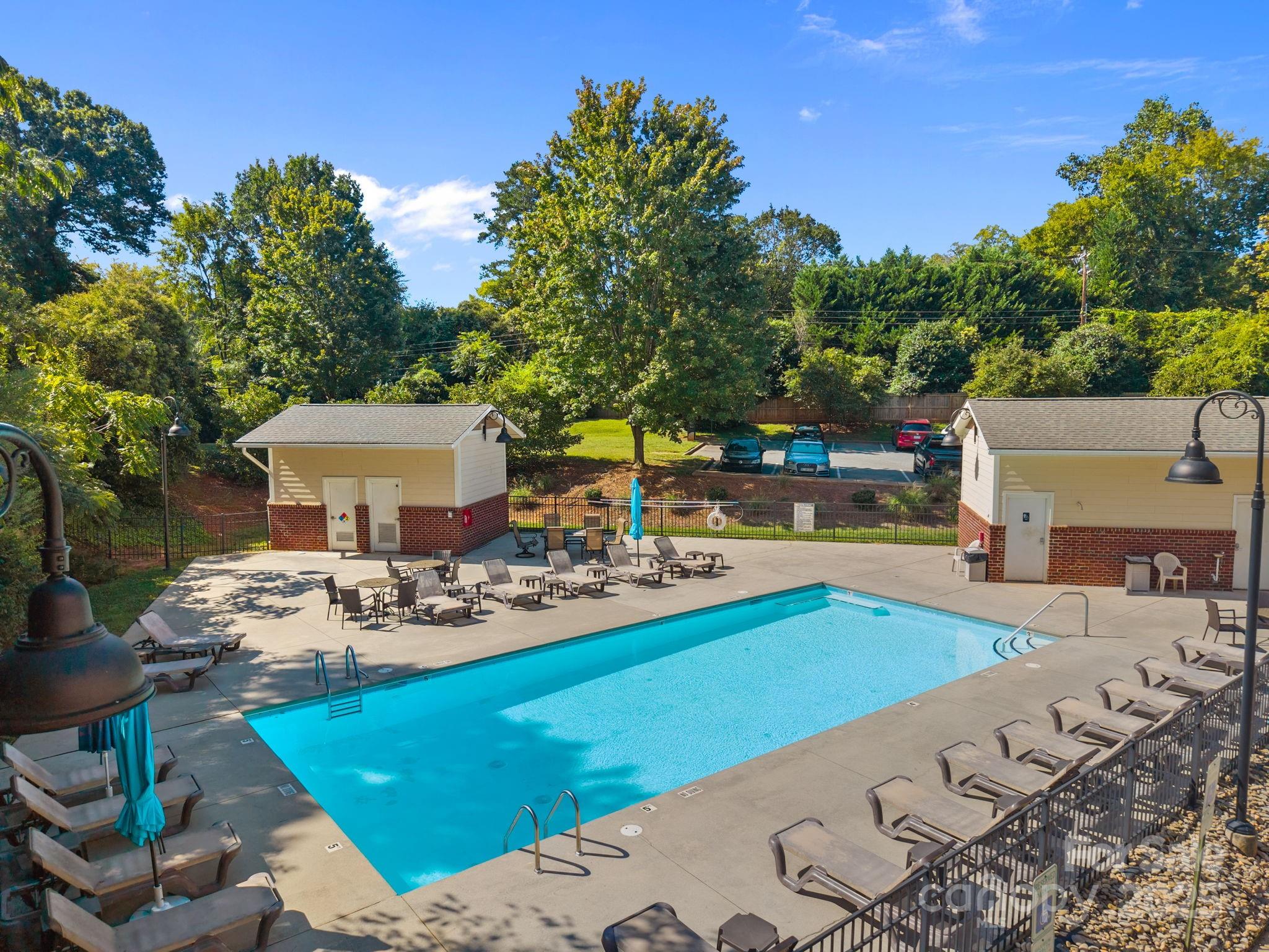 1000 East Woodlawn Road, Unit 413 Charlotte, NC 28209 - Photo 29 of 32 a view of a backyard with sitting area