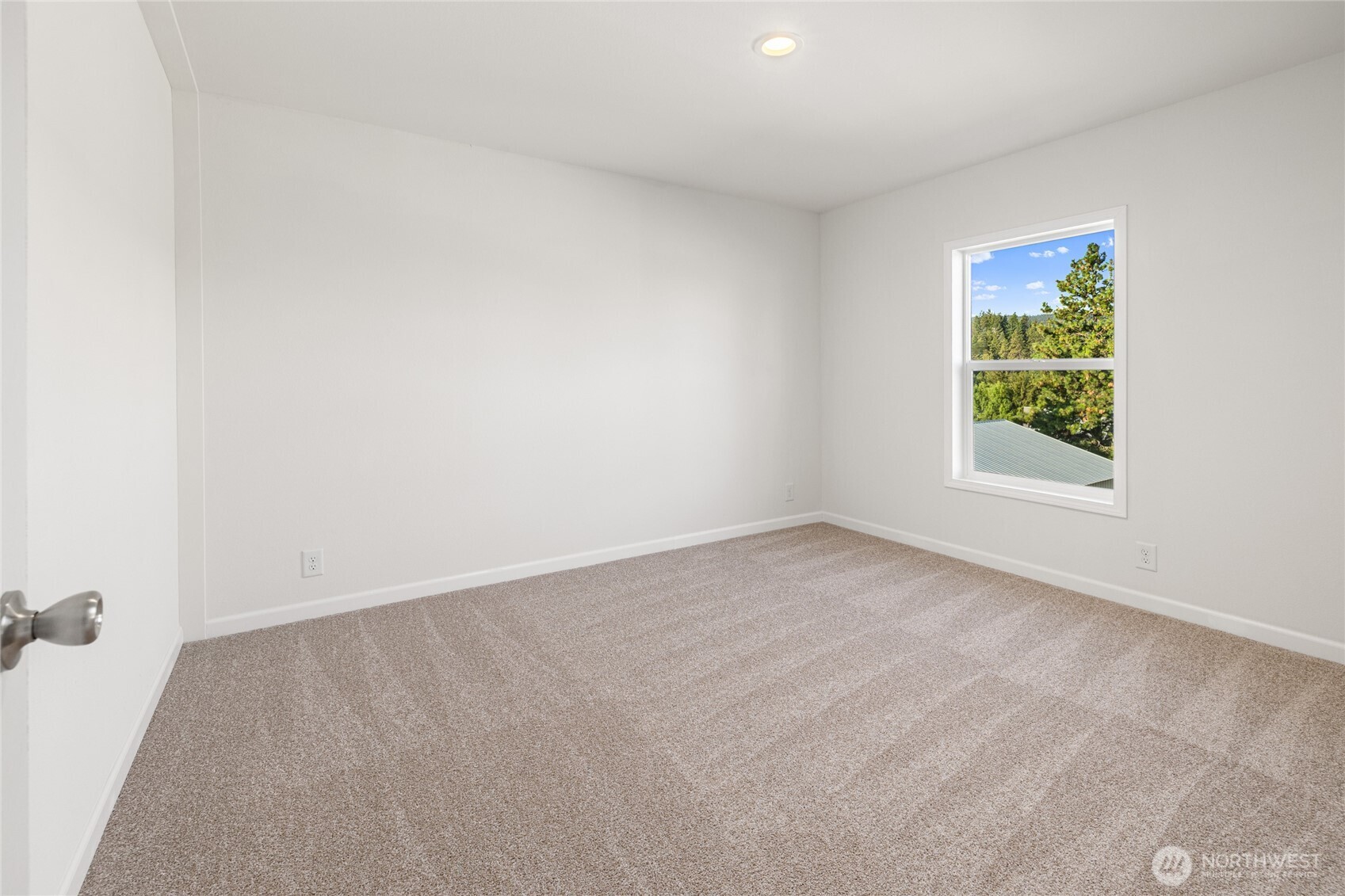 651 Highline Loop Cle Elum, WA 98922 - Photo 15 of 33 an empty room with windows