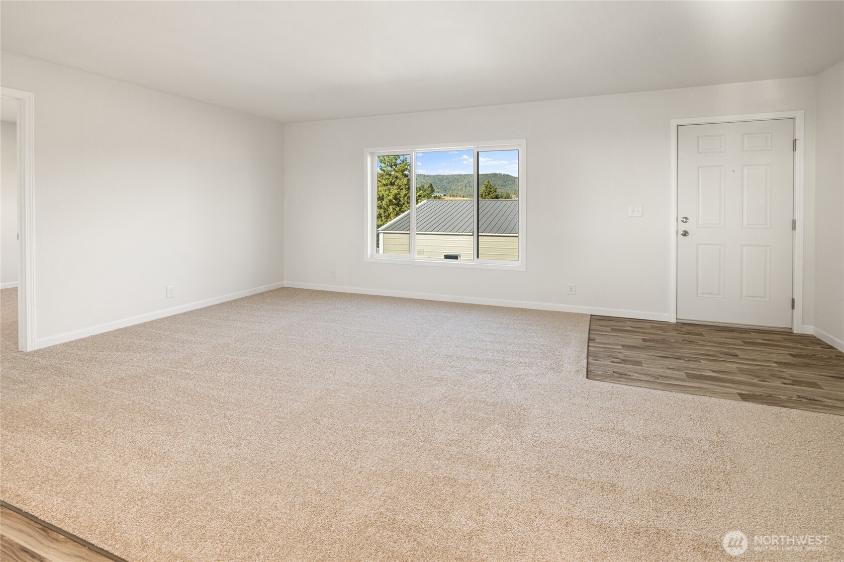 651 Highline Loop Cle Elum, WA 98922 - Photo 7 of 33 an empty room with windows