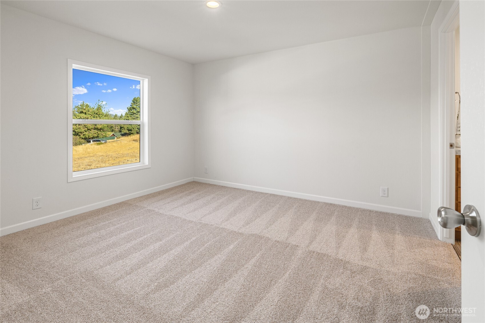 651 Highline Loop Cle Elum, WA 98922 - Photo 10 of 33 an empty room with a window