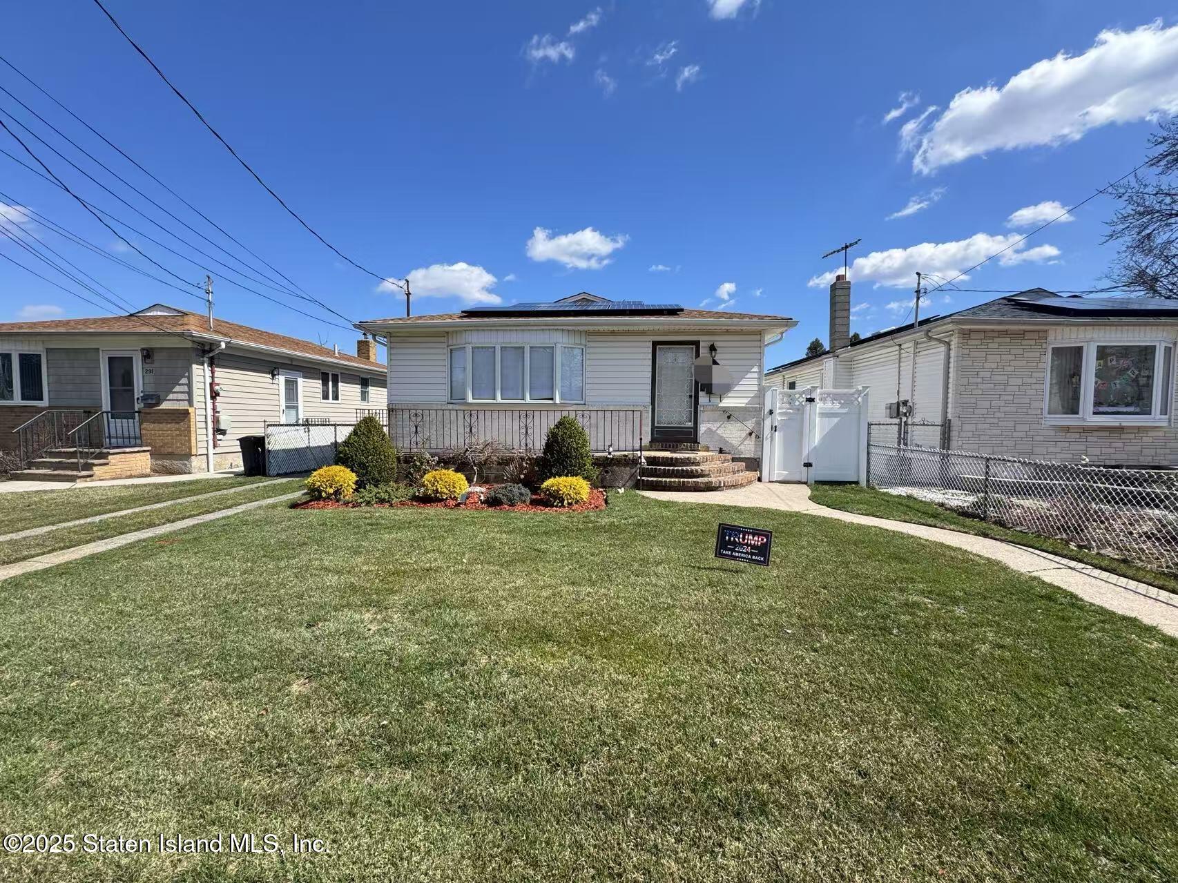 287 Ridgecrest Avenue Staten Island, NY 10312 - Photo 2 of 14 f1ff033bc8a063ffa8c828f4293f1a75