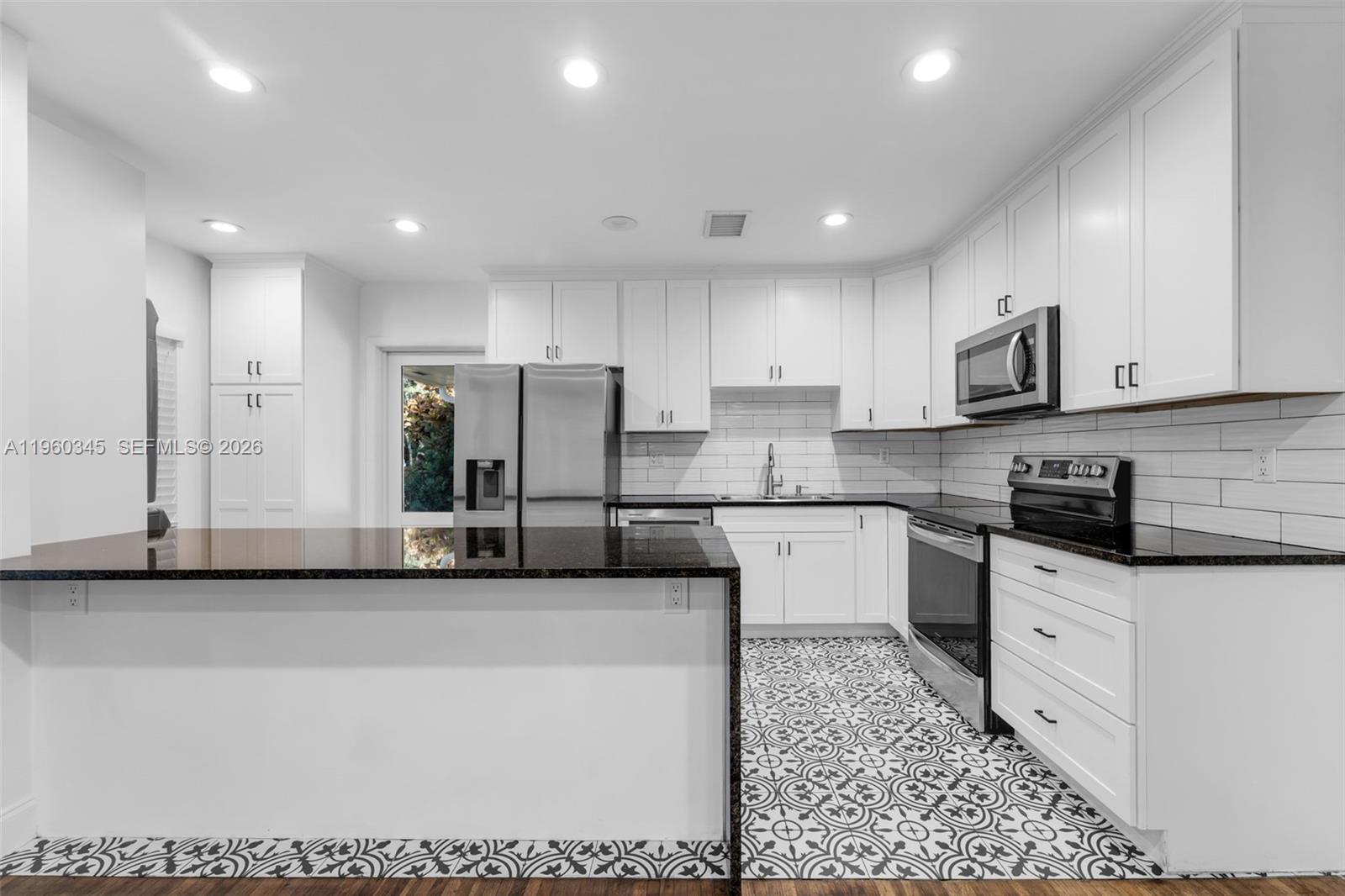 3965 Southwest 60th Court Miami, FL 33155 - Photo 9 of 39