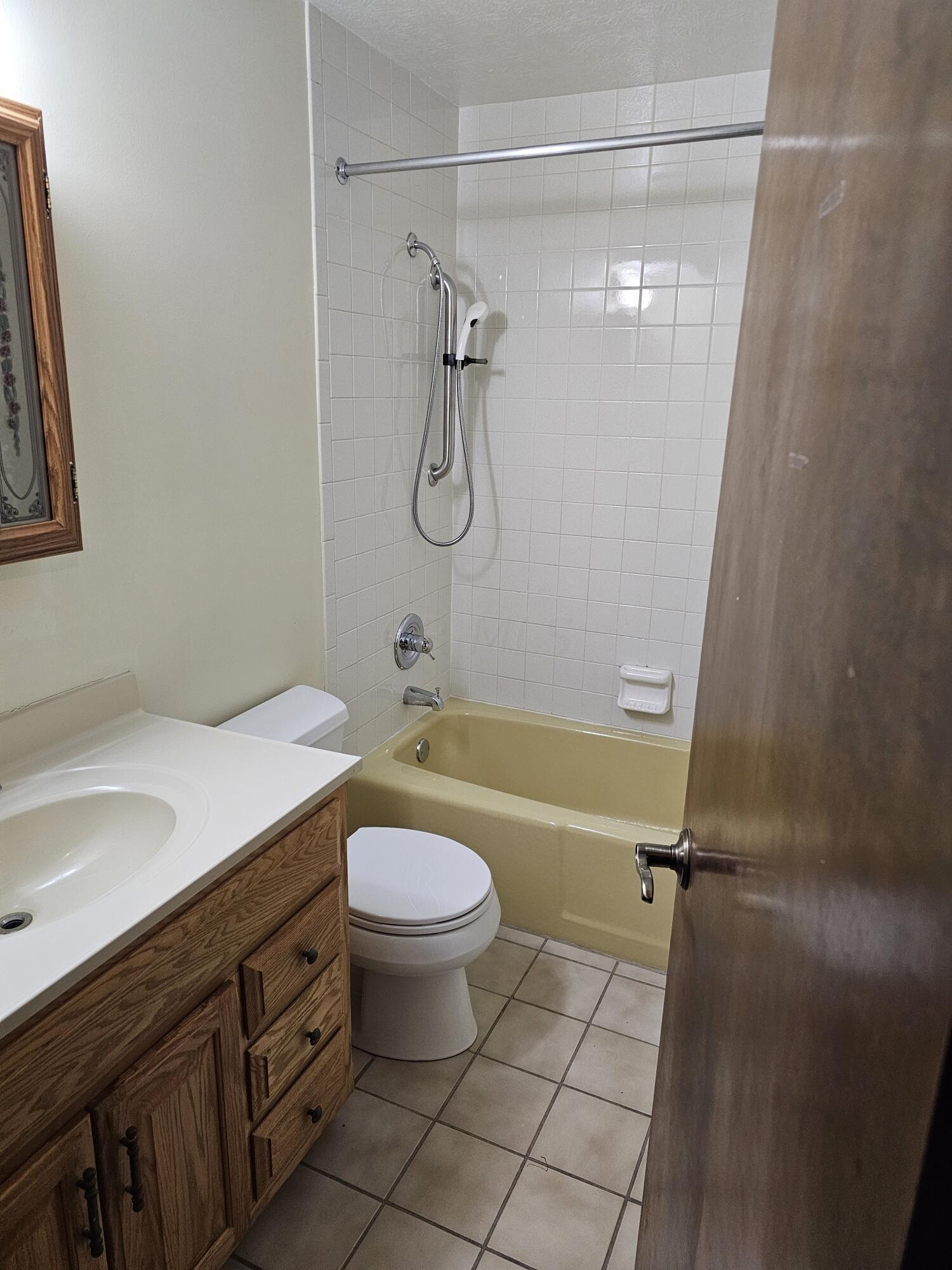 4725 Dierker Road Columbus, OH 43220 - Photo 8 of 23 4725 Bath 2