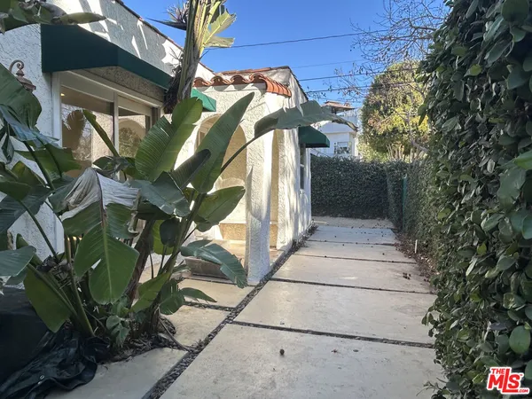 $4,950 | 8711 Sherwood Drive, West Hollywood, CA 90069