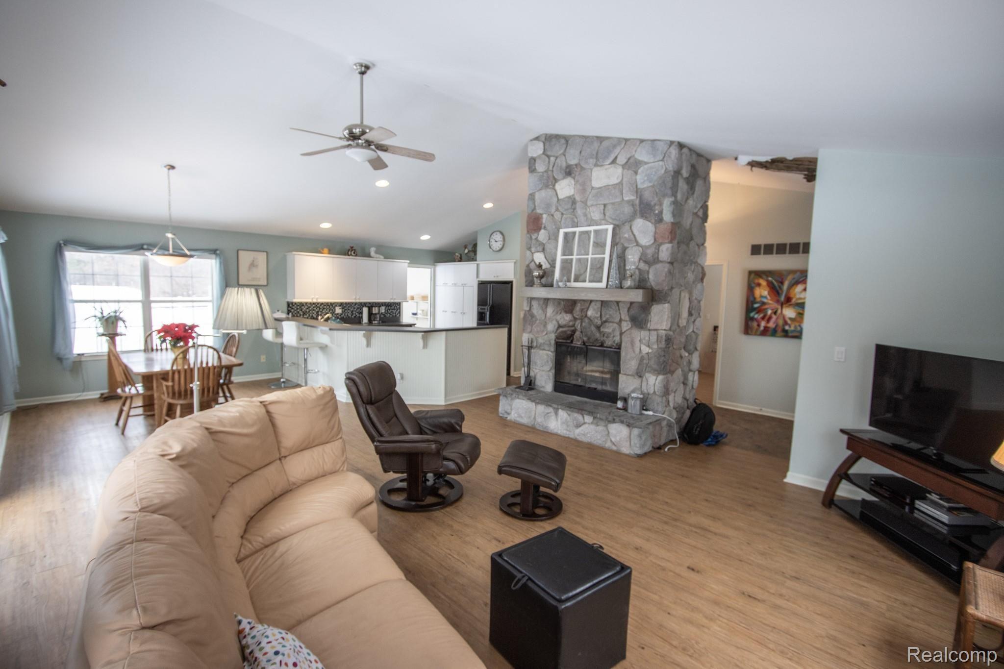 267 Brighton Road Howell, MI 48843 - Photo 8 of 25 IMG_3862.jpg