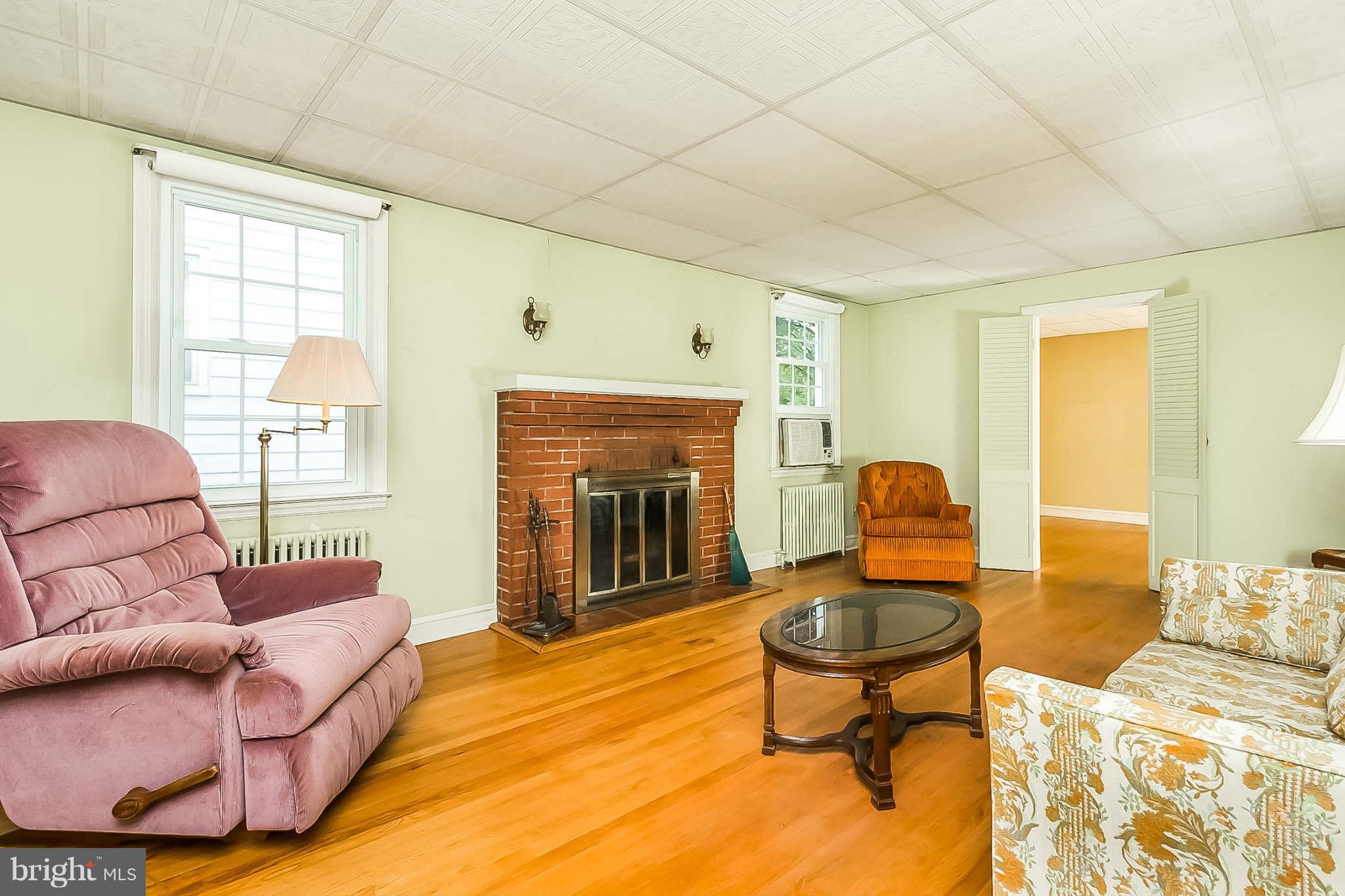 1009 Elm Ridge Avenue Baltimore, MD 21229 - Photo 2 of 30 Living Room