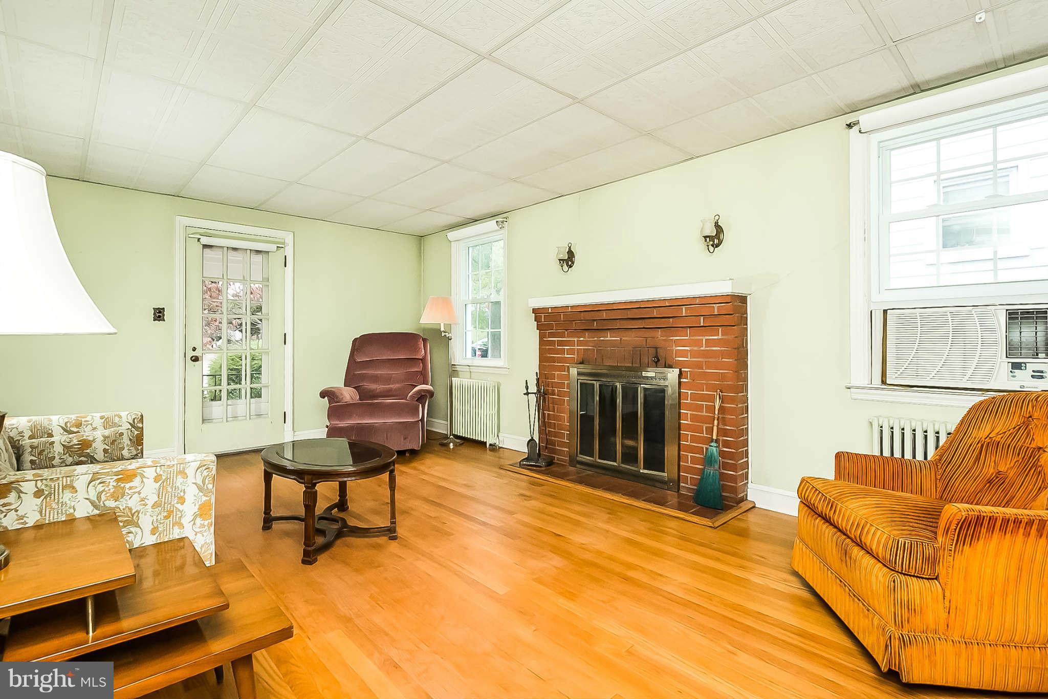 1009 Elm Ridge Avenue Baltimore, MD 21229 - Photo 3 of 30 Living Room