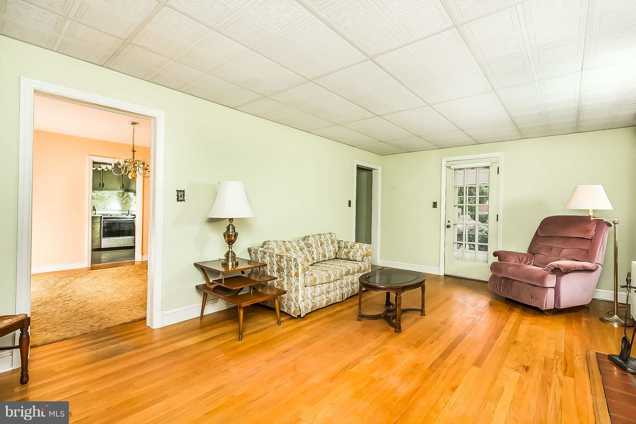 1009 Elm Ridge Avenue Baltimore, MD 21229 - Photo 4 of 30 Living Room
