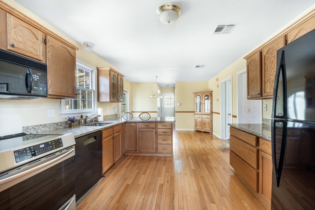 5 Hunter Circle Milford, MA 01757 - Photo 6 of 40