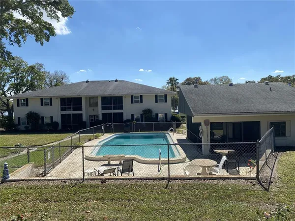 a view of a house with backyard