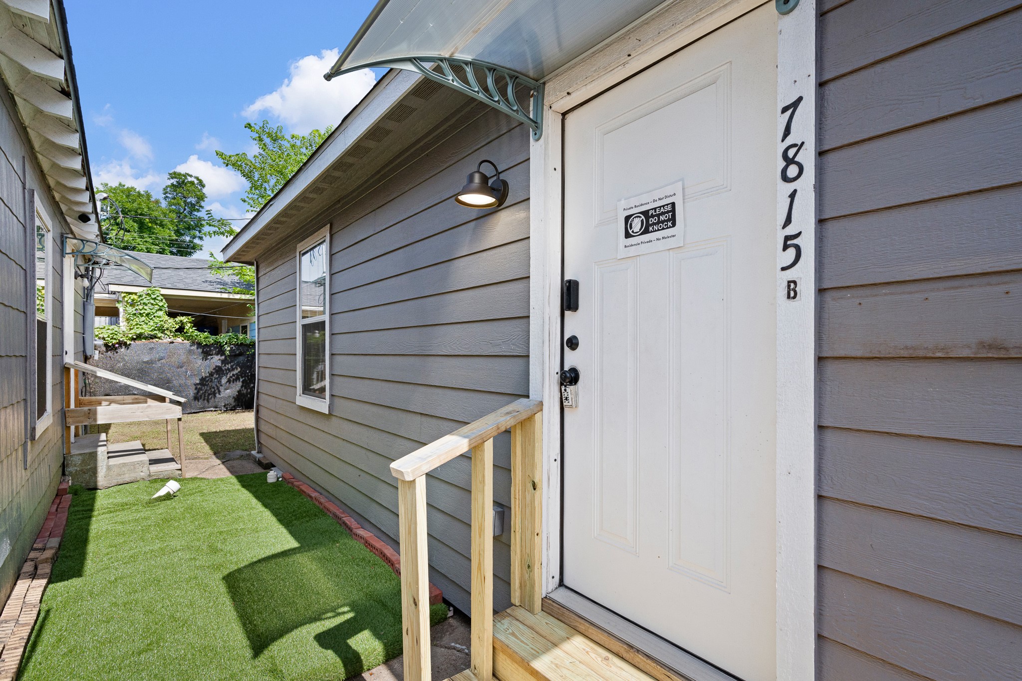 7815 Harding Street, Unit B Houston, TX 77012 - Photo 2 of 21 Welcome to your charming new home.