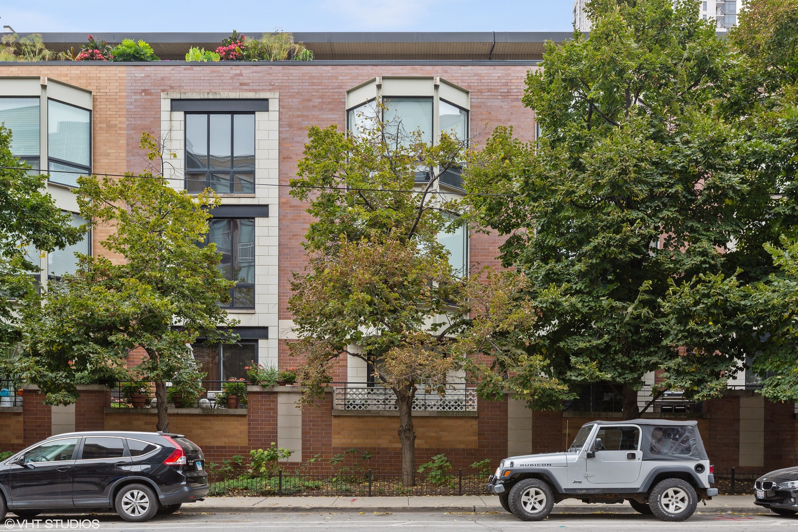 650 West Fulton Street, Unit B Chicago, IL 60661 - Photo 32 of 34 a front view of a residential apartment building with a yard