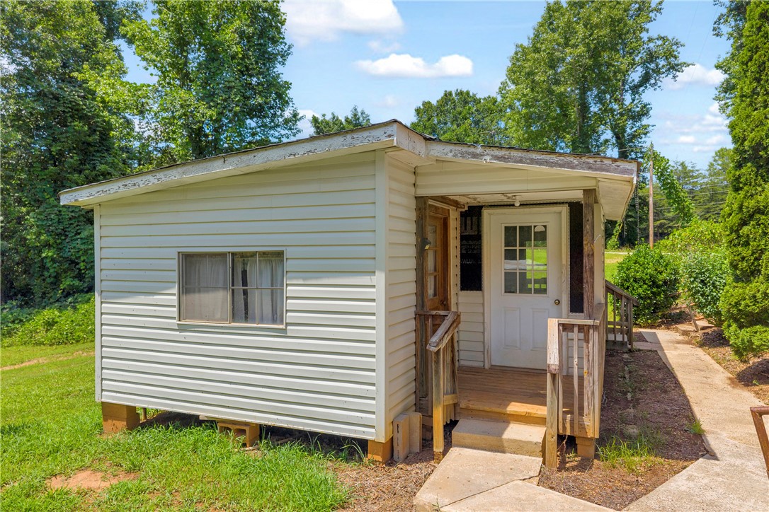 952 Stephens Drive Westminster, SC 29693 - Photo 39 of 50 A charming compact