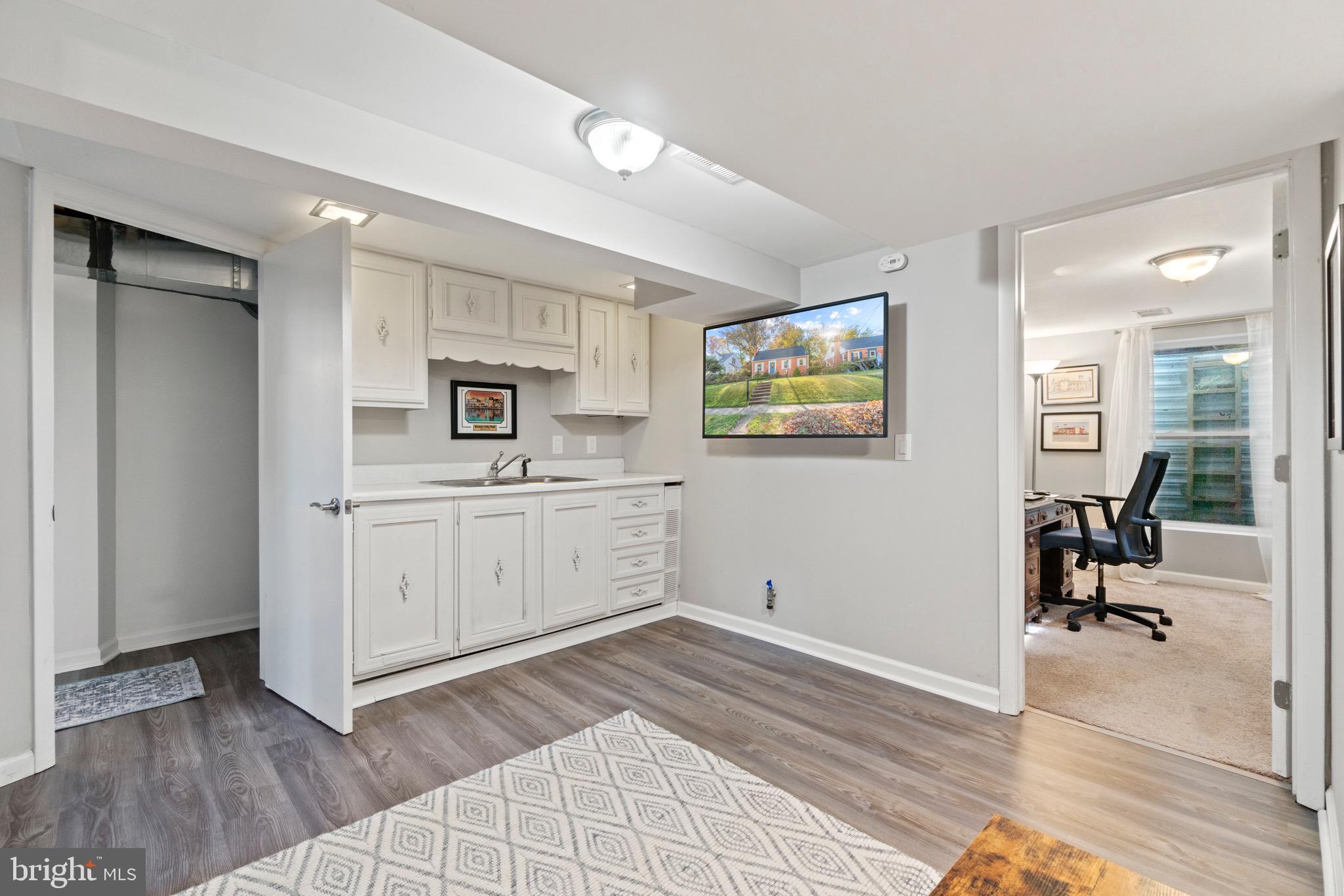 1116 Dryden Street Silver Spring, MD 20901 - Photo 18 of 28 Wet bar